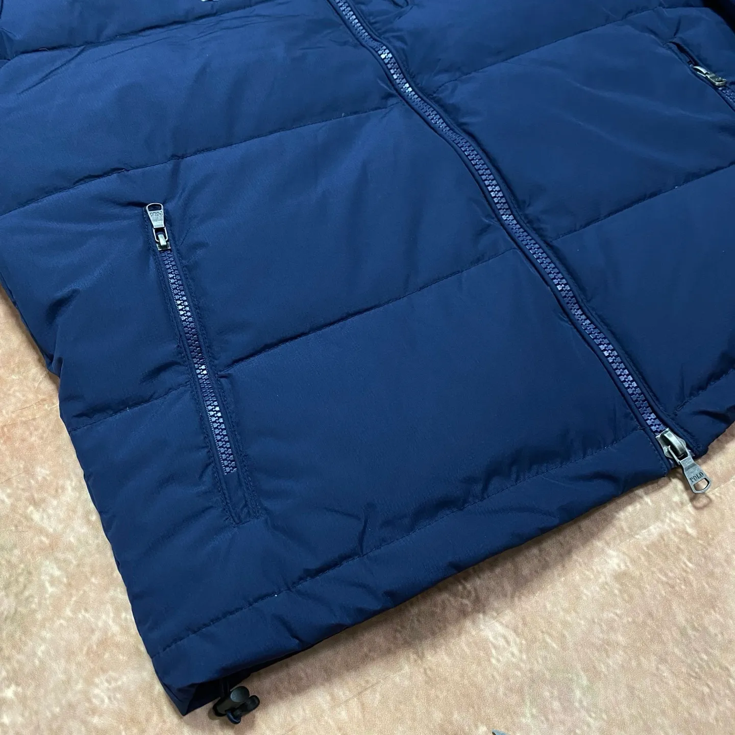P740 The top version distinguishes currency from the official website for details, scan the QR code to enter the official website] 24SS Winter New Rah Lauren Winter Gorham Down Jacket with Detachable Hood Down Jacket is windproof and waterproof. The same top version as the official website - Color: Black, Navy Blue, Glossy Black - The top version distinguishes market currency - Purchase the original mold to create a full set of customized accessories, details determine success or failure. - ·Comes from the United States, and has a strong American flavor. ·The two brands under his name, by Rah Lauren and Rah Lauren, have created a sales field of high-quality fashion in the world, and continue to carry forward the designer's reputation and the brand's glorious image. - - Accessories: original tag, washed label + electroplated YK zipper logo, customized Laf Loren zipper - full set of accessories - the same style for both men and women, size m-xxl